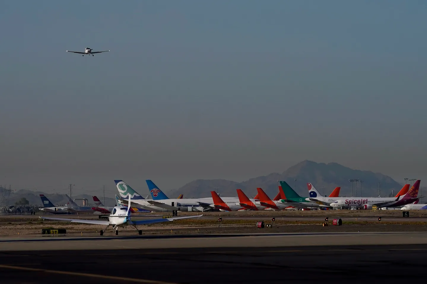 Student pilots are suing United Airlines for fraud after spending tens of thousands of dollars on a flight school riddled with staffing shortages and expulsions: ‘It was students teaching students’