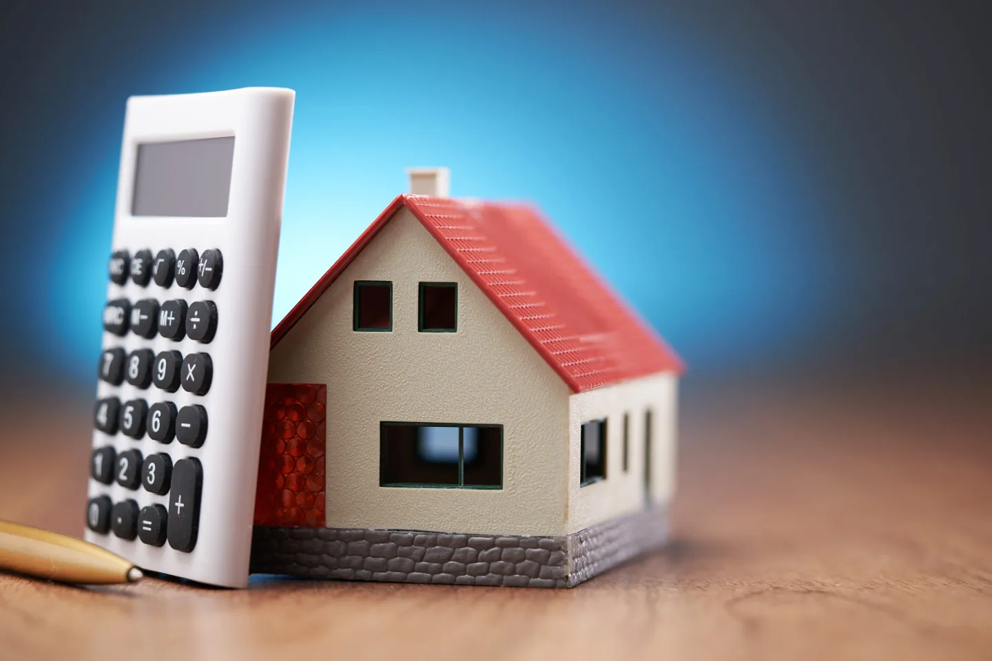 model house with calculatoor and pencil